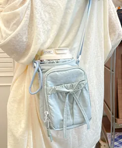 Sac bandoulière bleu clair pour gourde avec nœud décoratif et sangle ajustable