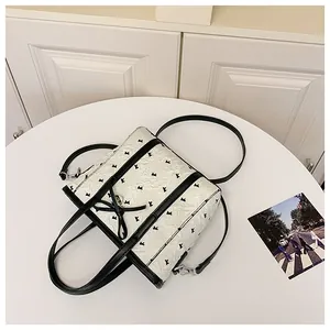 Détail du sac cabas blanc avec imprimé lapin, texture plissée et décoration nœud