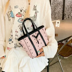 Sac fourre-tout matelassé rose avec nœuds noirs et imprimé papillon pour femmes