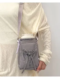 Sac bandoulière gris en nylon pour gourde avec cordon de serrage et poche zippée latérale