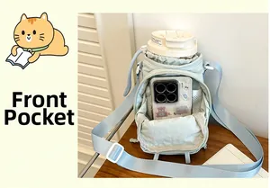 Vue détaillée de la poche avant d'un sac bandoulière en nylon bleu avec un smartphone