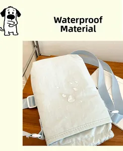 Gros plan du tissu en nylon bleu clair imperméable montrant des gouttes d'eau sur le sac