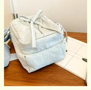 Détail de la sacoche en nylon vert clair avec nœud papillon et finitions plissées