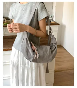 Detailansicht der grauen Nylon-Damentasche mit verstellbarem Gurt und Knotendekor