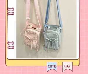 Détail de sacs seaux à cordon roses et verts avec nœud et texture en nylon plissé