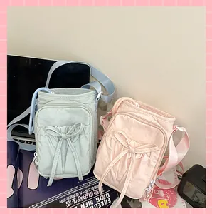 Détail de sacs à bandoulière légers avec cordon à nœud en bleu clair et rose pastel