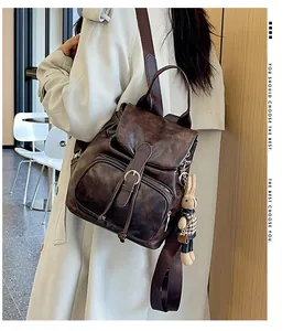 Nahaufnahme der dunkelbraunen Vintage-Leder-Rucksack mit weichem Hasenanhänger
