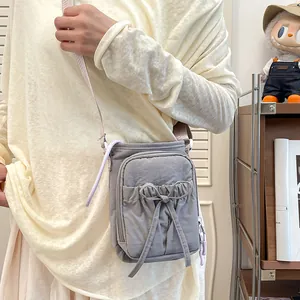 Sac bandoulière en nylon gris violet avec détail de nœud et bandoulière réglable femme