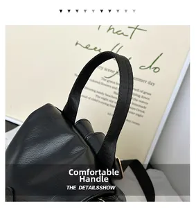 Nahaufnahme des bequemen Nylon-Tragegriffs am schwarzen Lederrucksack mit Metallschnallen