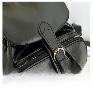 Details der verstärkten Nähte und der goldenen Schnalle an einem schwarzen Rucksack