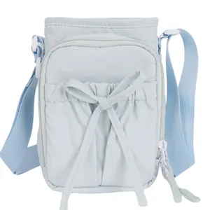 Sac bandoulière en nylon bleu clair avec nœud décoratif et large sangle réglable