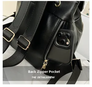 Detailansicht der hinteren Anti-Diebstahl-Reißverschlusstasche am schwarzen Lederrucksack