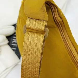 Λεπτομέρεια της ρυθμιζόμενης αγκράφας και του φερμουάρ της κίτρινης νάιλον τσάντας