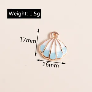 Macro van schelphanger met blauw kleurverloop emaille en gouden rand voor sieraden