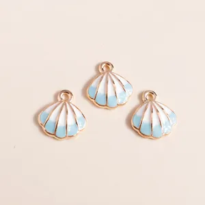 Detail van drie DIY schelphangers met blauw verloop emaille en gouden metalen rand