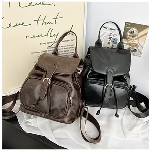 Detailansicht der Vintage-Rucksäcke in Braun und Schwarz mit Schnalle und Kordelzug
