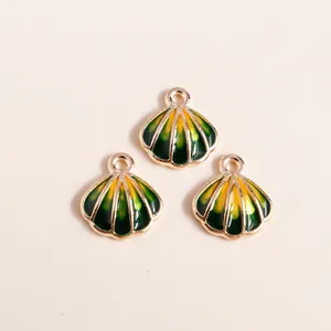 Drie groene emaille schelphangers met goudkleurige randen voor het maken van DIY-sieraden