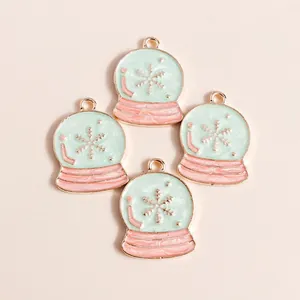 Set mit Schneeflocken-Kristallkugel-Anhängern aus Emaille in Grün und Rosa für DIY