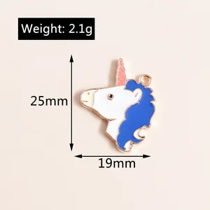 Macrodetail van de geëmailleerde eenhoorn hanger met 25mm hoogte en 2,1g gewicht