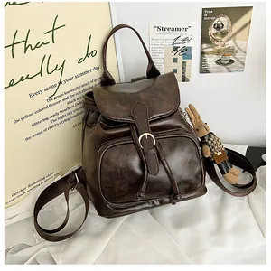 Details des braunen Vintage-Rucksacks aus PU-Leder mit Schnallenverschluss und Hasenanhänger
