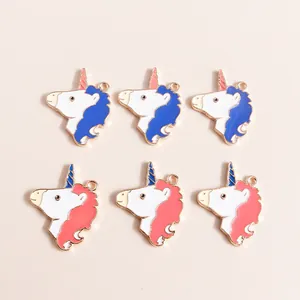Detail van kleurrijke eenhoorn emaille bedeltjes met metalen lussen voor DIY sieraden