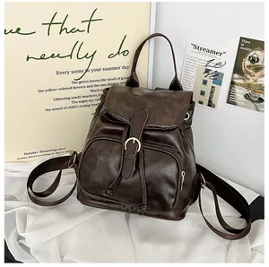 Makroansicht der Vintage-Braun-PU-Leder-Rucksack mit Klappschnalle und Reißverschlusstasche