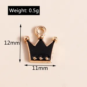 Dettaglio del ciondolo a corona in smalto nero con perle dorate, misura 12x11mm