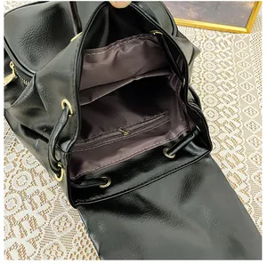 Innenansicht des schwarzen Rucksacks mit geräumigem Hauptfach und Reißverschlussfächern