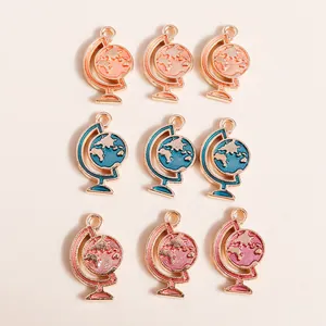 Détail des breloques émaillées en forme de globe en orange, cyan et rose pour bijoux DIY