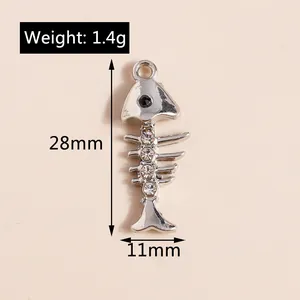 Dettaglio del ciondolo a lisca di pesce con strass, lunghezza 28mm e peso di 1,4g
