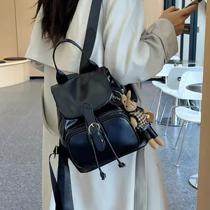 Schicker schwarzer PU-Lederrucksack mit süßem Hasenanhänger für den modernen Reisealltag