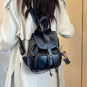 Schwarzer PU-Leder Rucksack mit Kordelzug, Klappe und Plüschhasen-Anhänger am Model