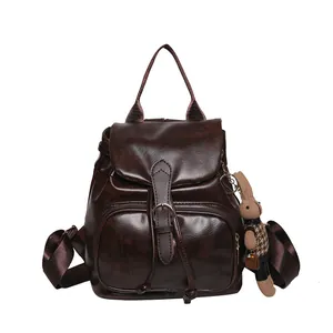 Dunkelbrauner Retro-Lederrucksack mit Klappverschluss und süßem Plüsch-Hasen-Anhänger