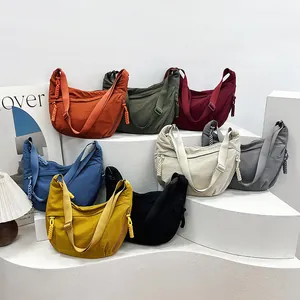 Ελαφριές νάιλον τσάντες χιαστί σε σχήμα μισοφέγγαρου σε οκτώ ζωντανά χρώματα