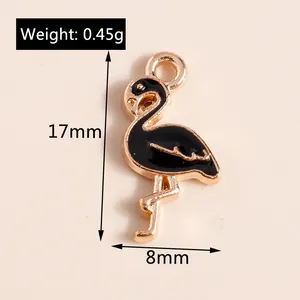 Détail du pendentif flamant rose montrant la hauteur de 17mm et l'émail noir poli