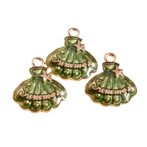 Ensemble de trois pendentifs coquillages en émail vert avec gravure d'été rose doré