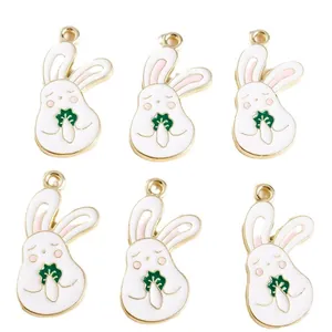 Pendentifs lapin blanc en alliage doré avec accents de légumes verts pour bijoux DIY