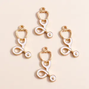 Lot de quatre breloques stéthoscope en émail doré et blanc pour bijoux DIY