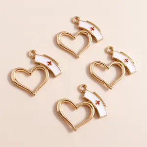 Pendentifs cœur dorés avec émail chapeau d'infirmière pour création bijoux médicaux