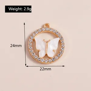 Detailansicht eines 22mm Gold Schmetterlingsanhängers mit Strass und Muschel-Inlay