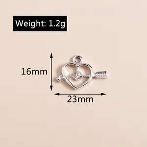 Makro-Detail des silbernen Herz-Pfeil-Anhängers mit Strass-Inlay, 16 mm x 23 mm Größe
