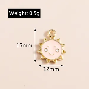 Dimensions détaillées d'un pendentif soleil souriant en alliage doré et émail rose
