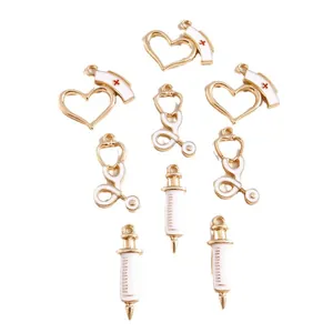 Lot de 10 breloques médicales avec chapeau d'infirmière, stéthoscope et seringue pour bijoux
