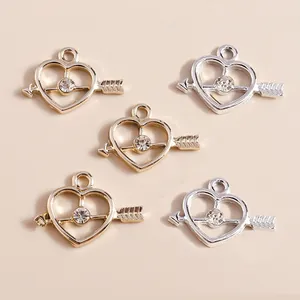 Detailansicht der Amor-Herz-Pfeil-Anhänger mit glitzernden Strasssteinen in Gold und Silber