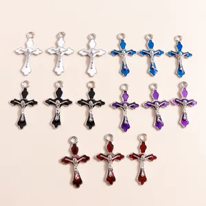 Ciondoli a Croce Crocifisso in Lega Smaltata Pendenti con Rilievo di Gesù per Creazione di Gioielli Collane Bracciali Fai-da-te Accessori Retro