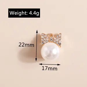 Makro-Detail eines 22mm Strass-Schleifenanhängers mit einer großen weißen Perle