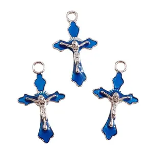 Set di tre ciondoli a croce con crocifisso in smalto blu e finitura argento per gioielli