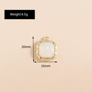 Vue détaillée du pendentif carré œil de chat de 20 mm avec une texture dorée de luxe