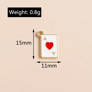 Vue macro du pendentif As de Cœur poker avec dimensions 15mm x 11mm et poids 0,8g