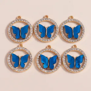 Detailsicht von sechs blauen Schmetterling-Anhängern mit Goldrahmen und Strasssteinen